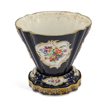 Lot 101 - A MEISSEN PORCELAIN CACHEPOT AND STAND