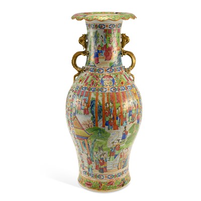Lot 473 - A LARGE CANTONESE PORCELAIN VASE