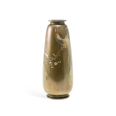 Lot 552 - A JAPANESE BRONZE COCKEREL VASE