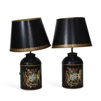 Lot 1022 - A PAIR OF TOLEWARE TABLE LAMPS