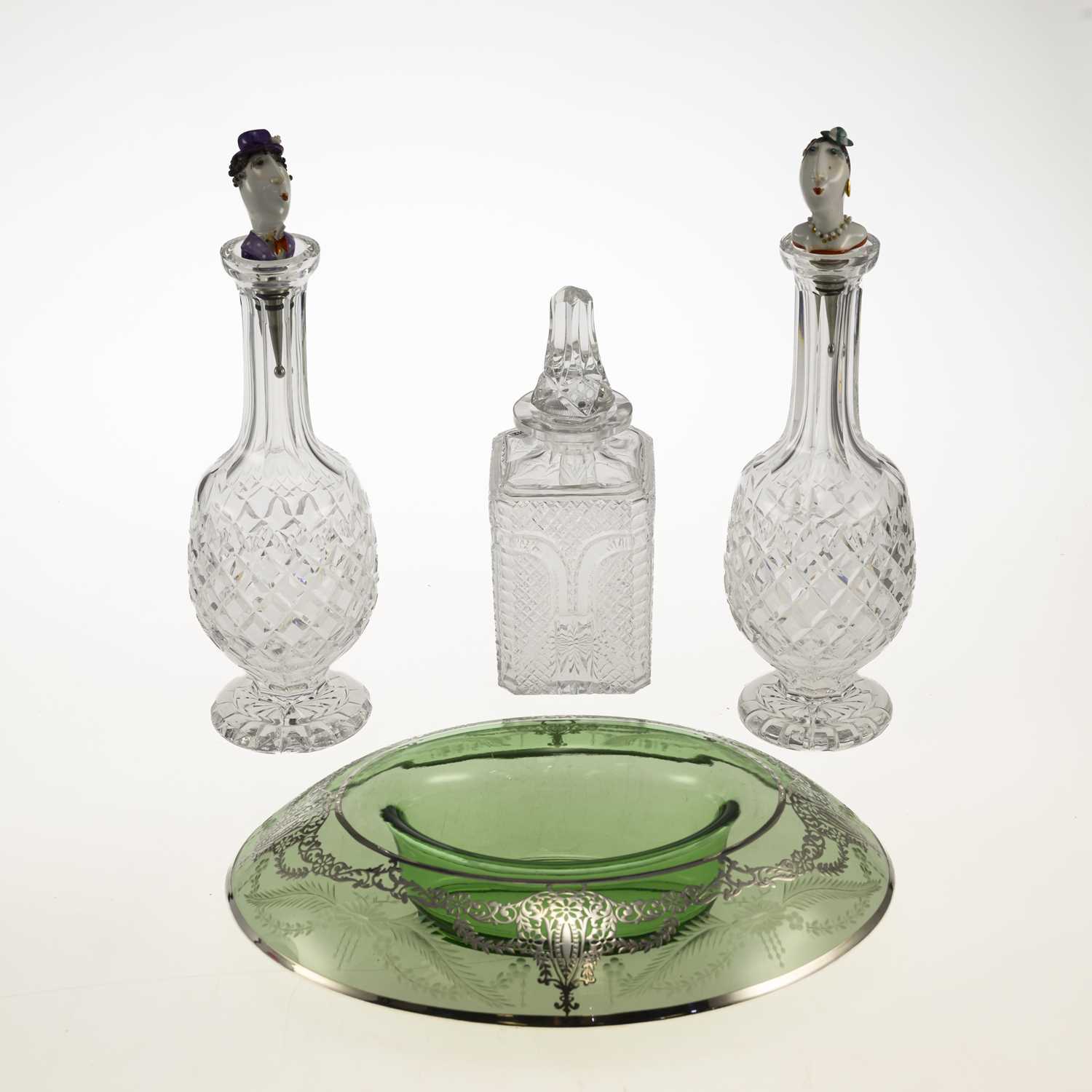 Lot 32 - A GROUP OF CUT AND DECORATIVE GLASSWARE