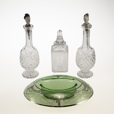 Lot 32 - A GROUP OF CUT AND DECORATIVE GLASSWARE