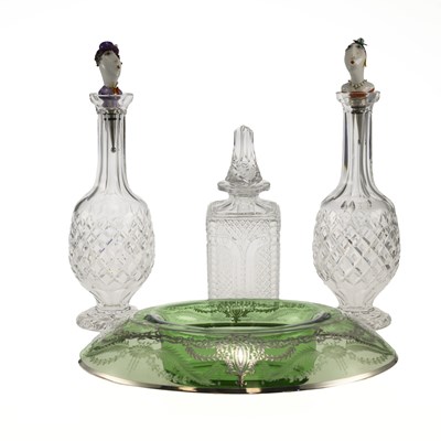 Lot 32 - A GROUP OF CUT AND DECORATIVE GLASSWARE