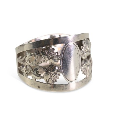 Lot 304 - AN EDWARDIAN CASED SILVER NAPKIN RING