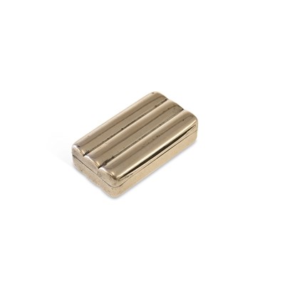 Lot 422 - A GEORGE III SILVER SNUFF BOX