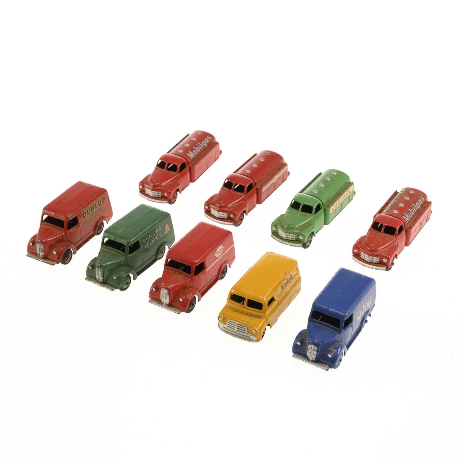 Lot 16 - A GROUP OF DINKY DIECAST MODELS