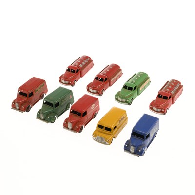 Lot 16 - A GROUP OF DINKY DIECAST MODELS