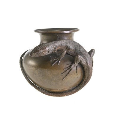 Lot 863 - AN ITALIAN BRONZE VASE BY GIOVANNI NISINI FOUNDARY, ROME