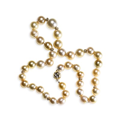 Lot 693 - A GOLDEN CULTURED PEARL NECKLACE