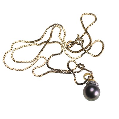 Lot 677 - A CULTURED TAHITIAN PEARL AND DIAMOND PENDANT ON CHAIN