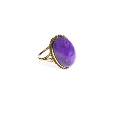 Lot 650 - A 9 CARAT GOLD AMETHYST RING