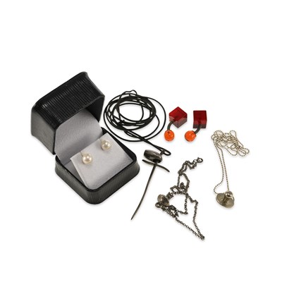 Lot 613 - A GROUP OF JEWELLERY