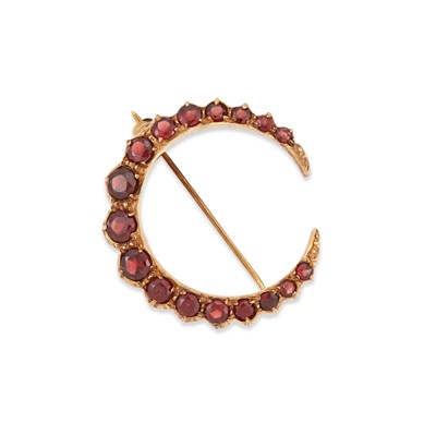 Lot 569 - A 9 CARAT GOLD ANTIQUE STYLE GARNET CRESCENT BROOCH