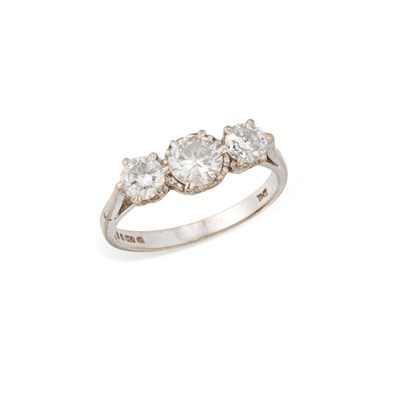 Lot 674 - AN 18 CARAT WHITE GOLD DIAMOND THREE STONE RING