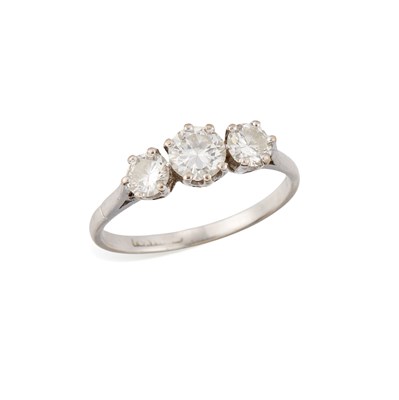 Lot 676 - A DIAMOND THREE STONE RING