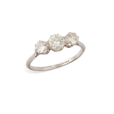 Lot 675 - A DIAMOND THREE STONE RING