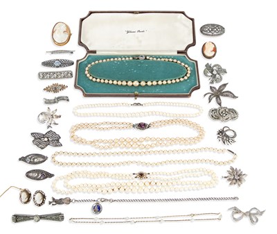 Lot 653 - A COLLECTION OF SILVER AND COSTUME JEWELLERY