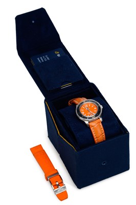 Lot 474 - A BREITLING SUPEROCEAN 36 AUTOMATIC STRAP WATCH