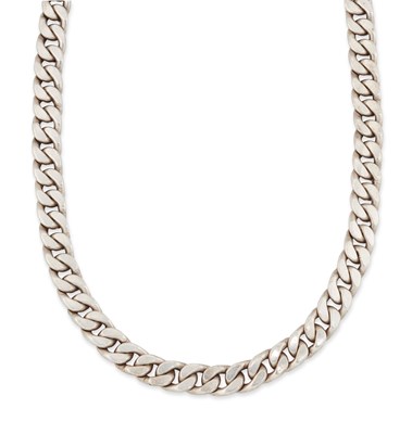 Lot 621 - A HEAVY SILVER CURB LINK CHAIN NECKLACE