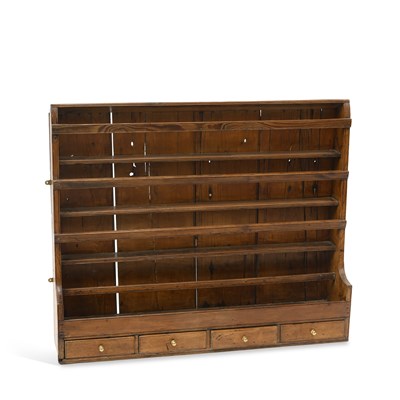 Lot 1065 - A 19TH CENTURY PINE PLATE RACK