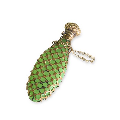 Lot 804 - A SILVER-GILT CAGEWORK AND GREEN GLASS SCENT BOTTLE
