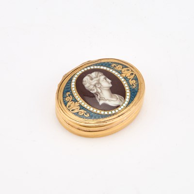 Lot 805 - AN 18TH CENTURY GOLD AND ENAMEL VINAIGRETTE