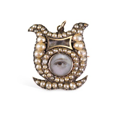 Lot 730 - AN EARLY 19TH CENTURY GOLD, SEED PEARL AND LOVER’S EYE MEMORIAL BROOCH/ PENDANT