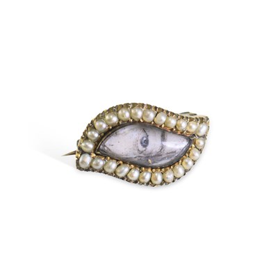 Lot 732 - AN EARLY 19TH CENTURY GOLD AND SEED PEARL LOVER’S EYE BROOCH