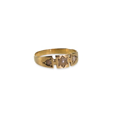 Lot 747 - A LATE VICTORIAN 15CT GOLD AND SEED PEARL RING