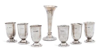 Lot 263 - A SET OF SIX EDWARDIAN SILVER TOT CUPS, AND AN ELIZABETH II SILVER BUD VASE