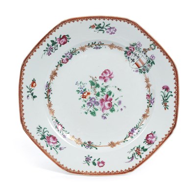 Lot 400 - A CHINESE EXPORT PORCELAIN CRESTED DISH