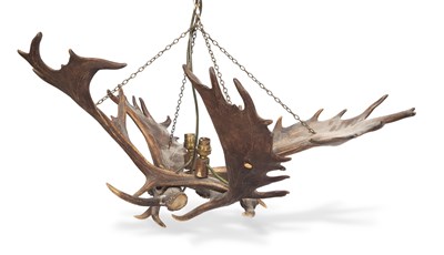 Lot 817 - AN ANTLER LIGHT FITTING