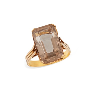 Lot 680 - A SMOKY QUARTZ RING