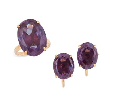 Lot 681 - A SYNTHETIC COLOUR CHANGE SAPPHIRE RING AND PAIR OF EARRINGS