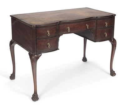 Lot 905 - A MAHOGANY SERPENTINE WRITING TABLE