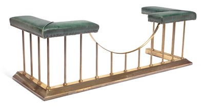 Lot 947 - AN EDWARDIAN BRASS CLUB FENDER
