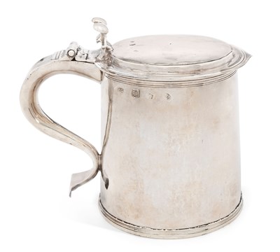 Lot 389 - A CHARLES II FLAT-TOP SILVER TANKARD