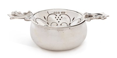 Lot 284 - A SILVER TEA STRAINER ON STAND
