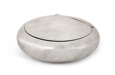Lot 301 - A GEORGE V SILVER SNUFF BOX