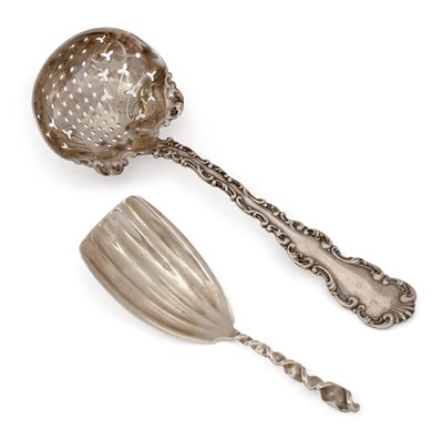 Lot 189 - AN AMERICAN STERLING SILVER SIFTER SPOON AND CADDY SPOON