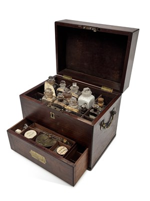 Lot 981 - A GEORGE III MAHOGANY APOTHECARY'S BOX