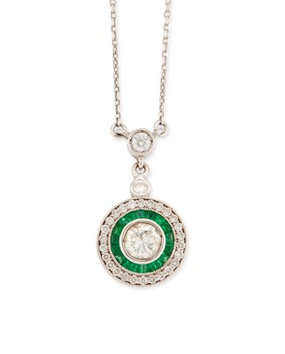 Lot 596 - AN ART DECO STYLE EMERALD AND DIAMOND PENDANT ON CHAIN