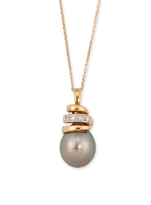 Lot 548 - AN 18 CARAT GOLD CULTURED TAHITIAN PEARL AND DIAMOND PENDANT ON CHAIN