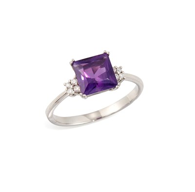 Lot 602 - A 9 CARAT WHITE GOLD AMETHYST AND DIAMOND RING