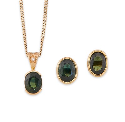 Lot 600 - A GREEN SAPPHIRE AND DIAMOND PENDANT ON CHAIN AND PAIR OF STUD EARRINGS