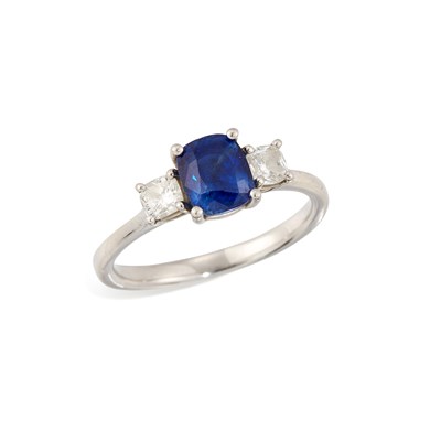Lot 576 - A SAPPHIRE AND DIAMOND THREE STONE RING