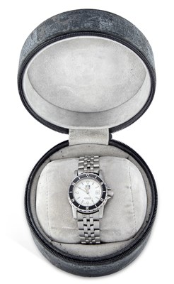 Lot 492 - A LADY'S TAG HEUER 1500 BRACELET WATCH