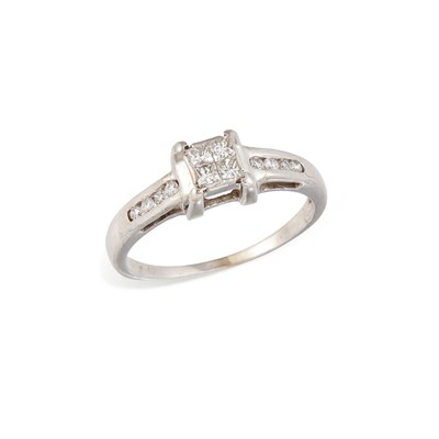 Lot 615 - AN 18 CARAT WHITE GOLD DIAMOND CLUSTER RING