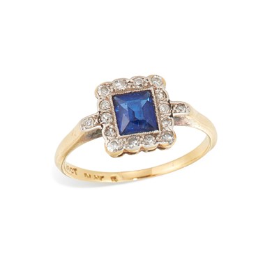 Lot 666 - A SAPPHIRE AND DIAMOND CLUSTER RING
