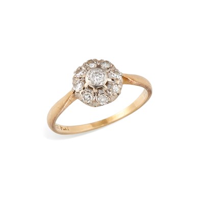 Lot 502 - A DIAMOND CLUSTER RING